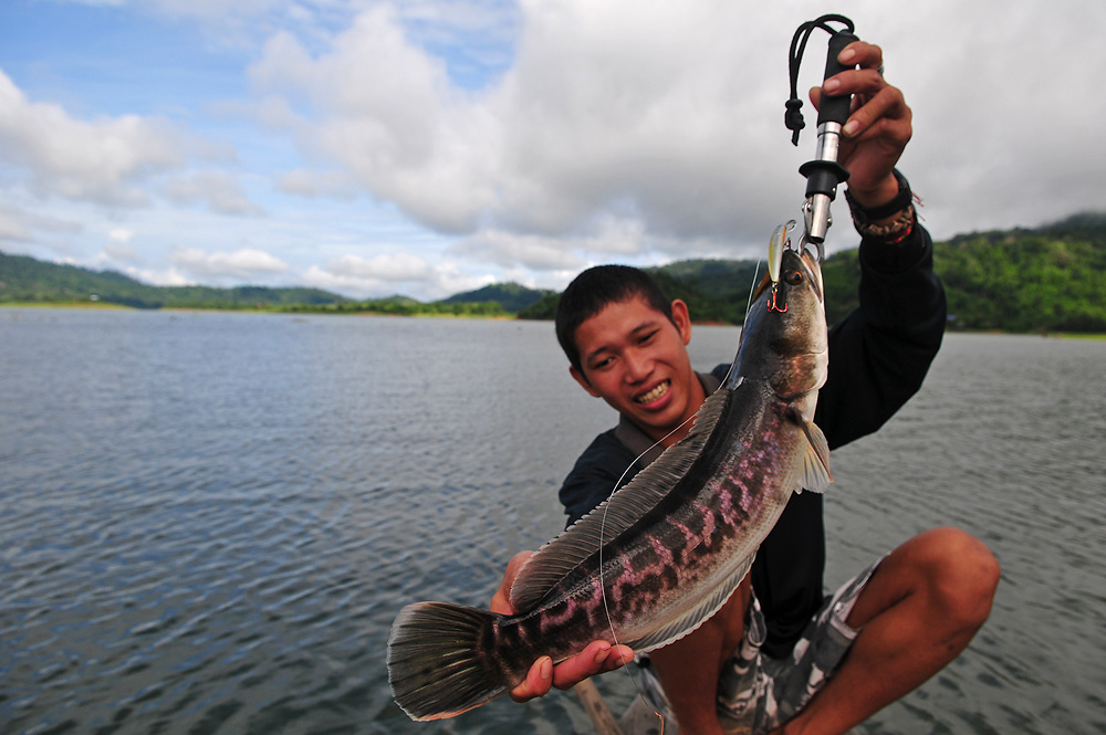 นั่น...............มันซัดก่อนเลย กำ...........เอ้ยยย  คัน  คัน  เอามาให้ตรูบ้าง  :mad: :mad: :grin:
