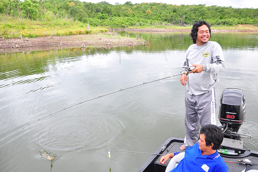 โอ้ตายตัวใหญ่จัดวัดซะวิ่งมาอยู่ใต้เรือเลย  เหอ.เหอ.เหอ. :smile: :smile: