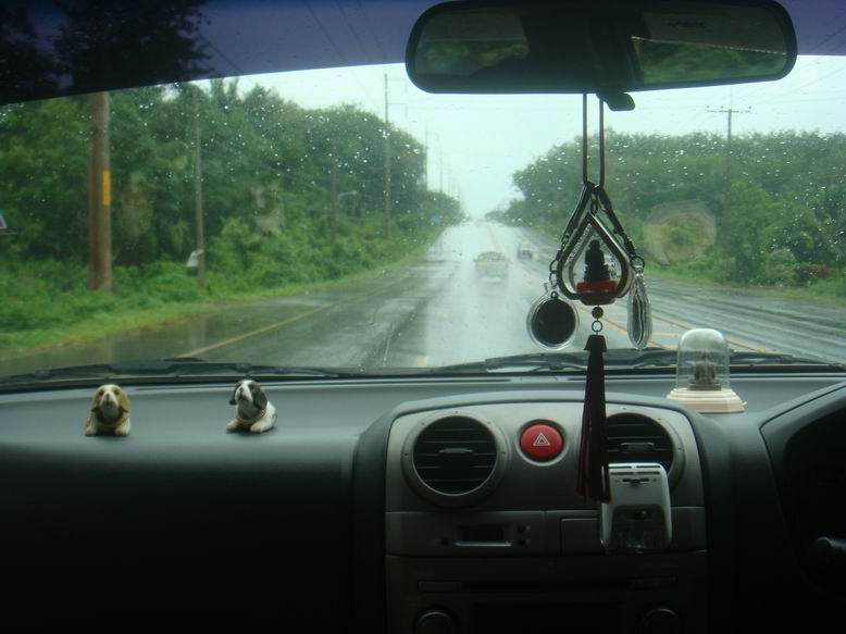 ขี่รถกลับ  ก็ยังโดนฝนอีก  สงสัยจะไปส่งให้ถึงบ้าน.........