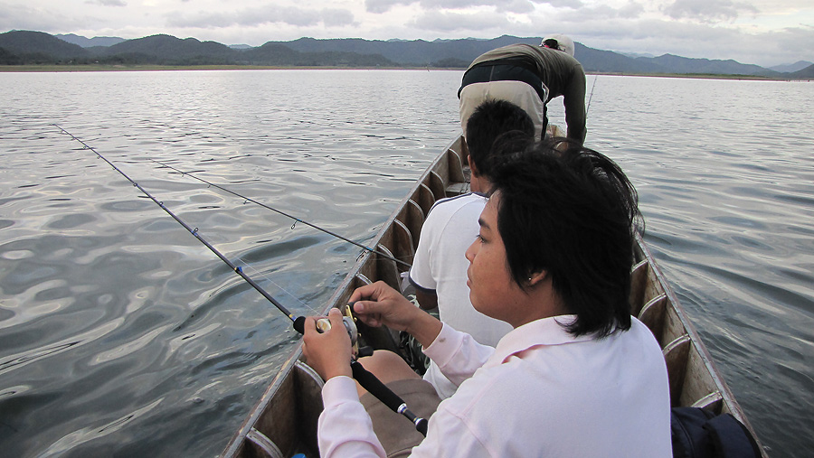 
     สามคนก็หวดได้ ตอนลงเรือเห็นอยากขึ้นหัวเรือกันจัง   มานดีไงหน๋อ????  