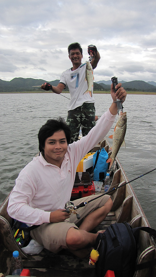   
    เปิดมาเกาะแรกกัดโดนพร้อมๆกันไปเลย..............อ้าวๆๆ...ไม่ชายหัวเรือนี่น๊า..?   น้าต่ายอยู่