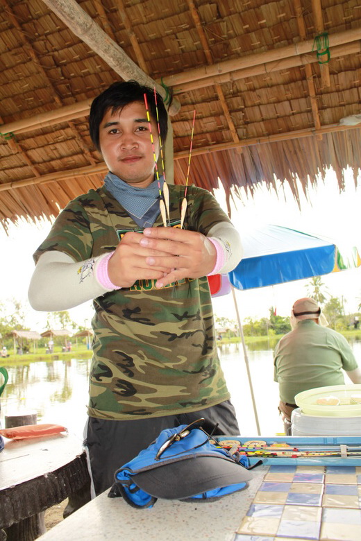 ตาเตอร์เริ่มเอาของมาให้ดู  หรือมาไหว้ใครเนี้ย   :laughing: