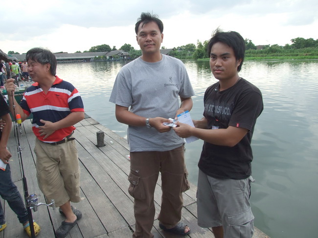 ตัดมาตอนแจกรางวัลกันบ้าง   ใครเป้ฯใครดูกันเอานะจ๊ะ :grin: