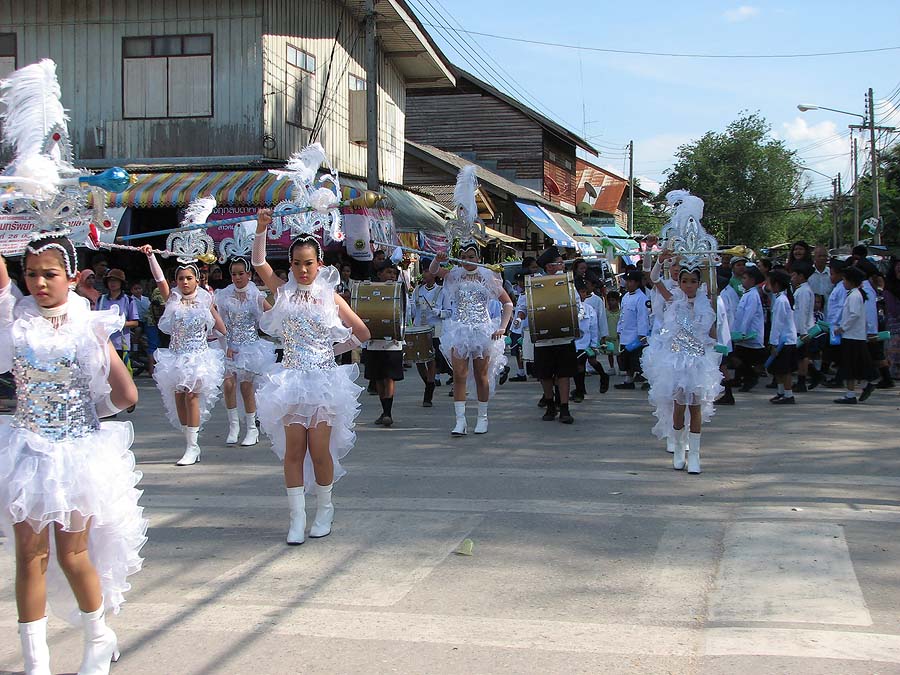 ขบวนผ่านกลางตลาดนาทวี เพื่อให้ประชาชนมีส่วนร่วมด้วย


