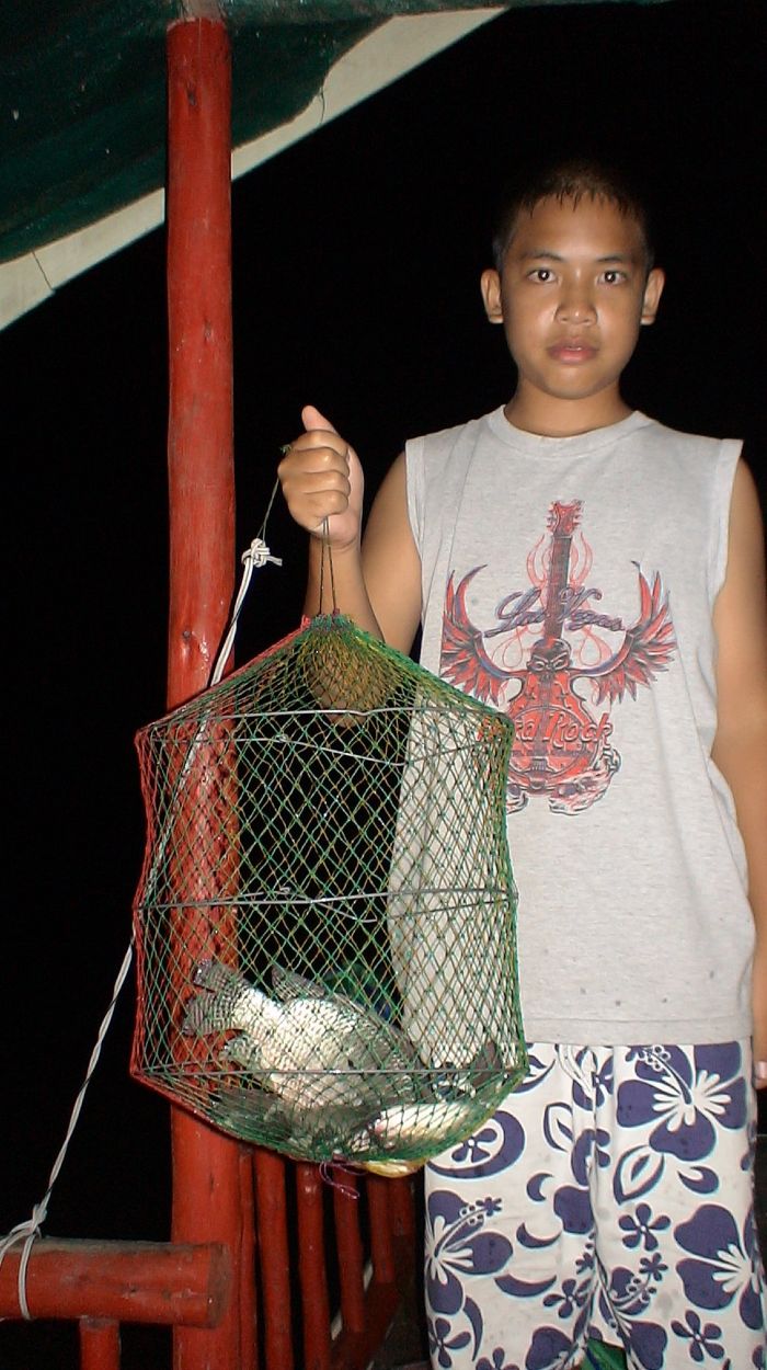 หลังจากนั้นก็มือสปิ๋วเราก็ถูกฝูงปลานิลล้อมเรือนครับ แต่มันเป็นปลานิลเล็กๆก็เลยไม่ได้ถ่ายรูปกัน และฝน