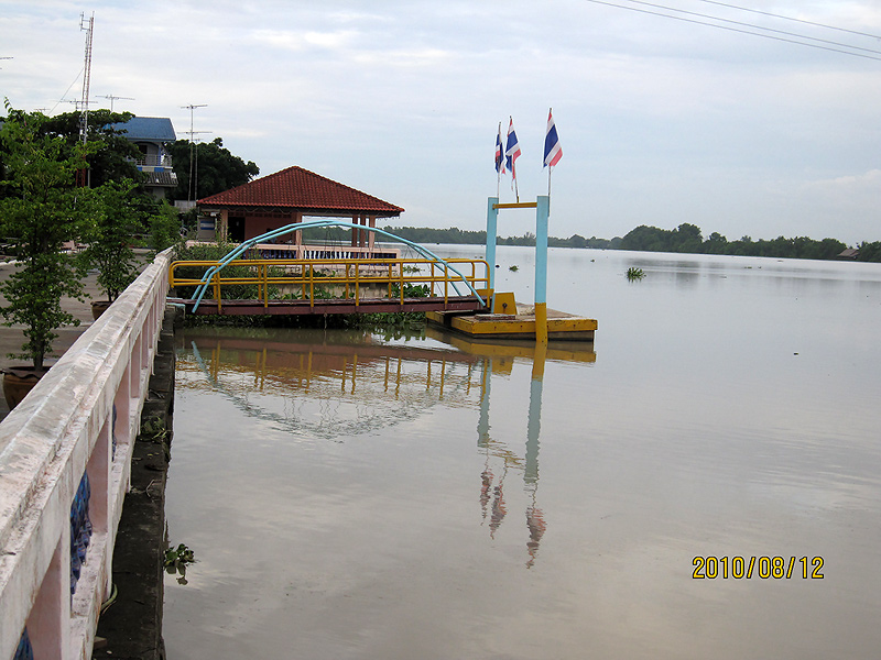  :cool: :cool:รอไต๋มารับ ที่ท่าเรือ พอถึงเวลา ตามเวลานัดไต๋ก็บึ่งเรือมารับที่ท่านี้