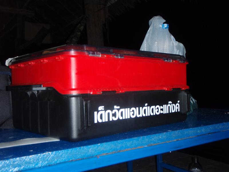 แหม...กล่องอุปกรณ์ดูมีคุณค่าขึ้นเลยนะเนี่ย.. :cool:

อ้อ...น้าหนุ่มครับ..ค่าสติกเกอร์นี่ 50 บาทนะ.