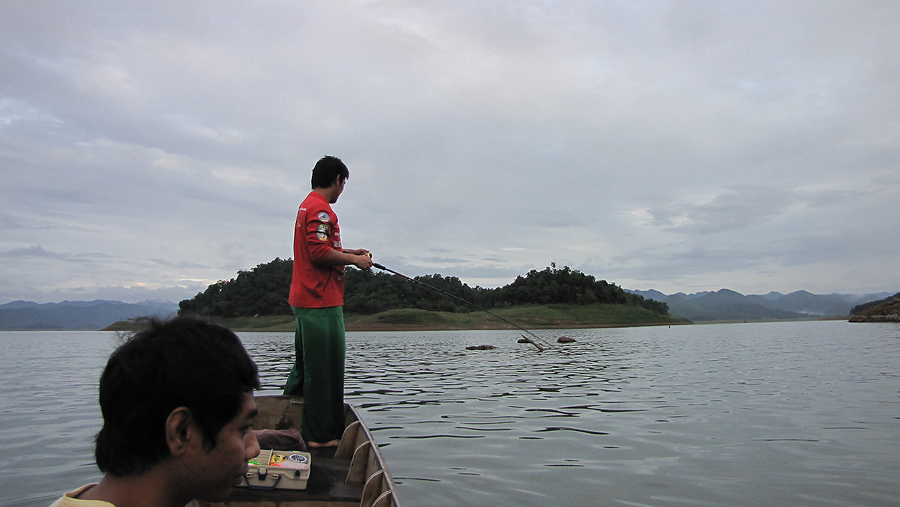    ไม่มีรอช้า....ลงเรือก่อนแสงอาทิตย์ ช่วงนี้หาพระอาทิตย์ไม่คอยเจอซะด้วย...ฝนลงเมฆมาก  ถ่ายรูปยาก  แ