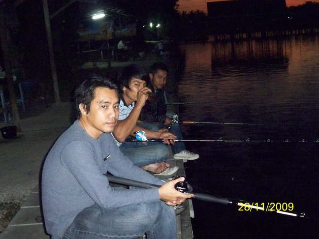 บรรยากาศเดิมๆ..นั่งถือคันรอน้องปลามากินเหยื่อ..เมื่อปลากินก็วัดควับ..แล้วตั้งคันขึ้นอัดปลา...แค่คิดก