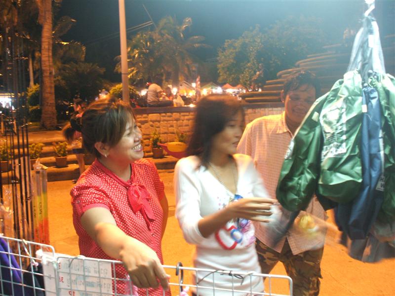 ป้าหมูเพลิดเพลินกับสินค้าหลากหลาย 
