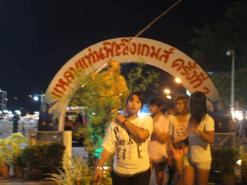 ผู้คนยังทยอยมาอยู่เป็นระยะๆ  :cool: :cool: