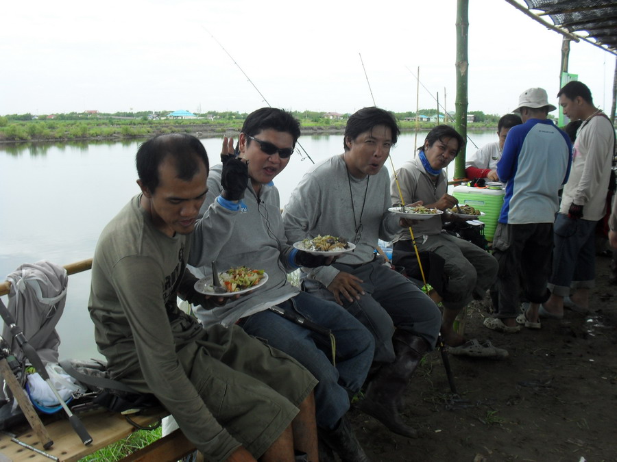เดินมาถึงเต็นท์น้าโอ๋และ เพื่อนๆ นั่งกินข้าวกันอย่างมีความสุขครับ กับข้าวกลางวันอร่อนใช่ไหมครับ 

