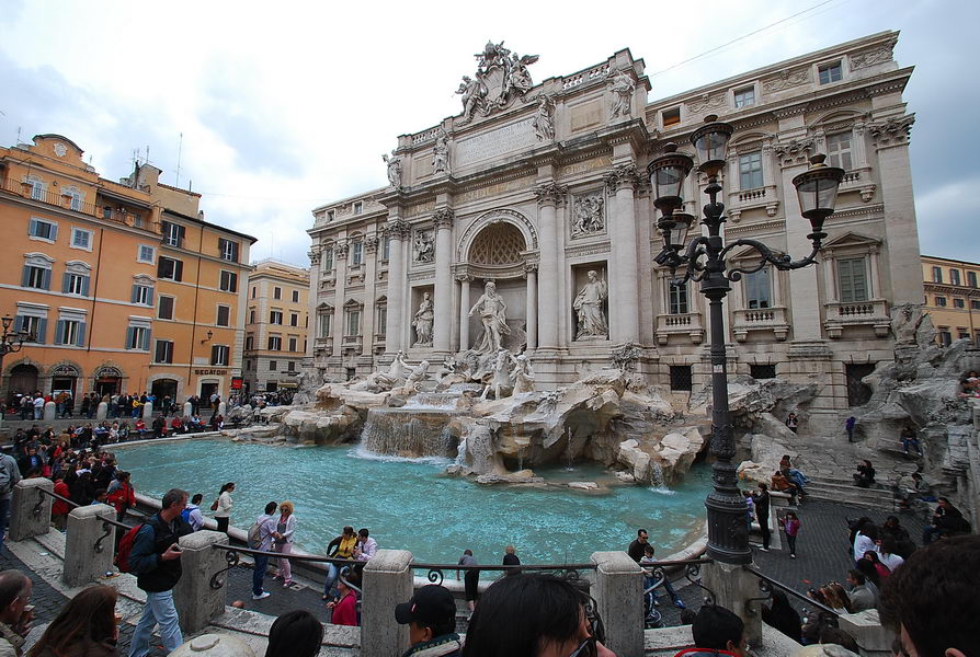 

                         น้ำพุเทรวี (อิตาลี: Fontana di Trevi, อังกฤษ: Trevi Fountain') เป็นน้ำ