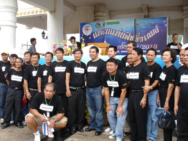 ถ่ายรูปเป็นที่ระลึกครับ