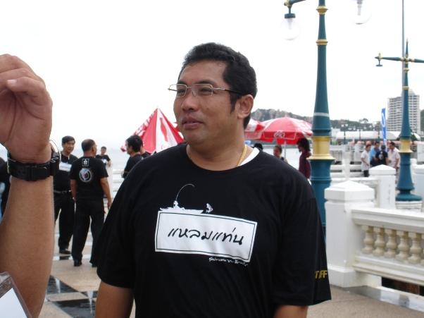 เดินทักทายนักตกปลารอบๆงาน

