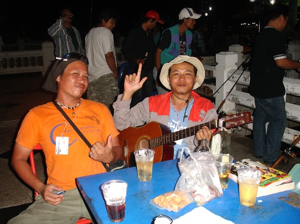 สนุกสนานกันไป ปลาไม่กินมาร้องเพลงกันดีกว่า :cheer: