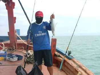 คุณม๊อสเดินตีรอบลำเรือโดนไปเดียวเ