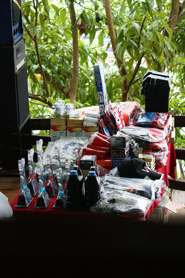 ถ้วยรางวัลและของแจกทั้งน้านนนน.... :grin: