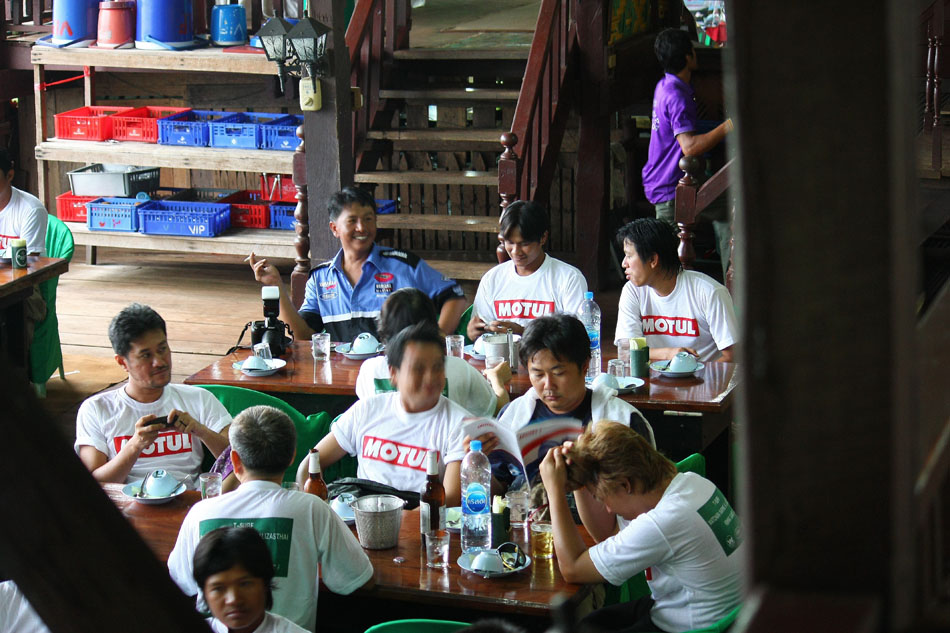 ทีมนี้อยู่ด้านล่าง...ขี้เหร่กว่าเย้อะ..... :grin: :grin: :grin: :grin:
