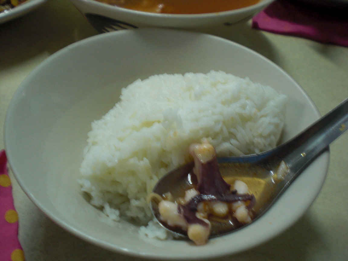 ลองกินกันครับ  อืมมมม  เนื้อหนวดปลาหมึก  เหนียวหนุบหนับ  ดีแท้เลยครับ  (อย่างกะเคี้ยวหนังยาง)   :lau