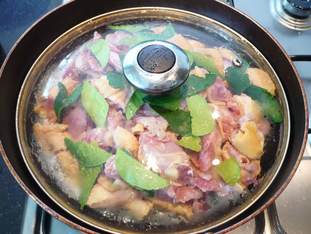 ปิดฝาตั้งไฟได้เลย ไก่เหนียวเคี่ยวไปเรื่อยๆไฟกลางๆพอ :umh: