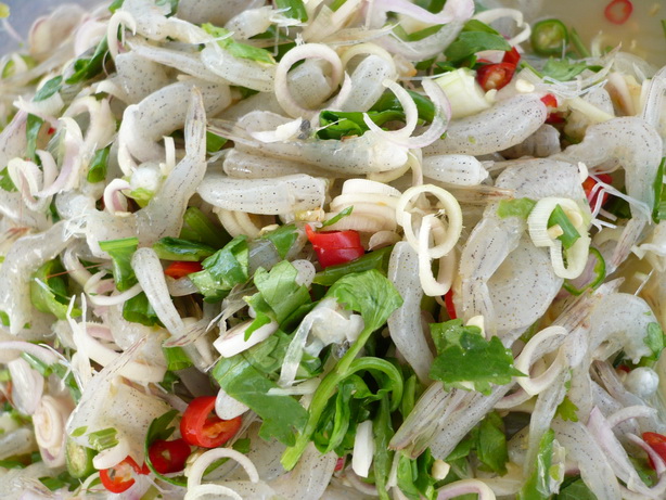 เด็ดหัวล้างน้ำแล้วล้างน้ำโซดาซ้ำอีกที  แล้วก็ยำโดยเชฟไก่อีกแล้ว....ไม่มีใครคัดค้านซักคำ :laughing: :