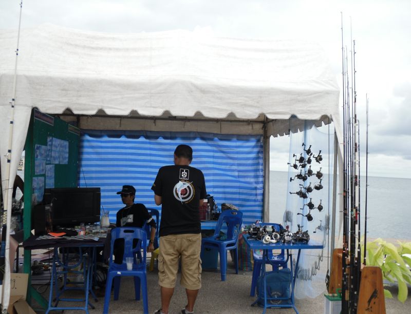 ร้านค้าก้มีเยอะครับ

 :cool: