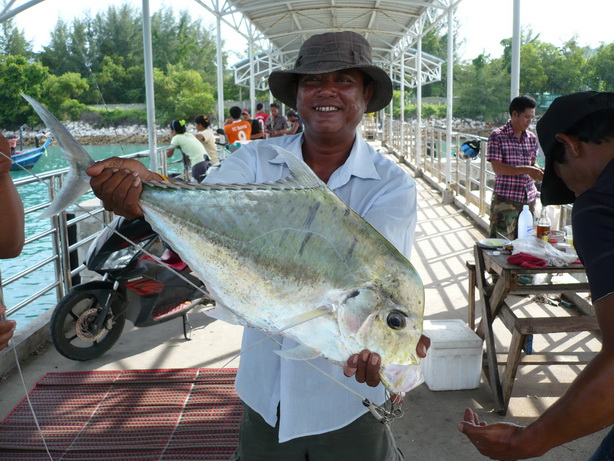 น้าสุราษฏร์ขอหนึ่งโชะ...จัดปาย ปลาตัวนี้น้าป๋องได้กลับบ้านแค่ครึ่งตัว ท่อนหางทิ้งไว้ให้เพื่อนๆต้มยำก