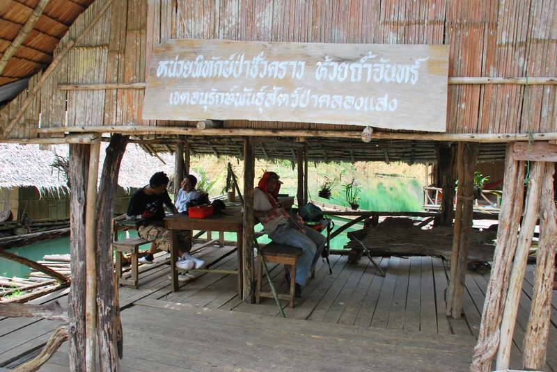 นั่งพักเหนื่อยกินข้าวกลางวันก่อนครับเด๊วไปตีปลาต่อครับ :umh: :umh: :umh: :grin: :grin:
