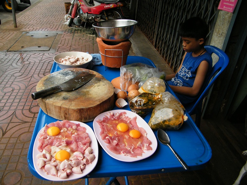 เนื้อ...ใส้อ่อน....ใส้ตัน พร้อมแล้ว....ไข่หน่อยจะได่นุ่มๆ  :umh: :umh: :umh: :umh: