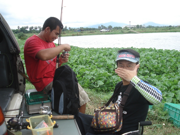 2คนกำลังประกอบอุปกรณ์กัน........ :grin: :grin: :grin:
