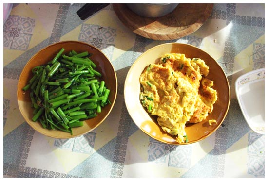 แล้วก็ไข่เจียวกับผัดผักบุ้ง :umh: :umh: :umh: 