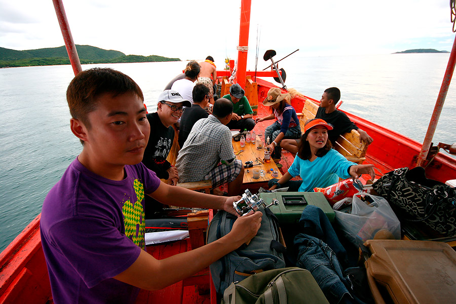 
 [b]   ลงเรือได้  ก็งัดอุปกรณ์ มาประกอบกันก่อน

วันนี้  เราจะออกไปตกปลากันเลย   เพราะหมึกหายาก
