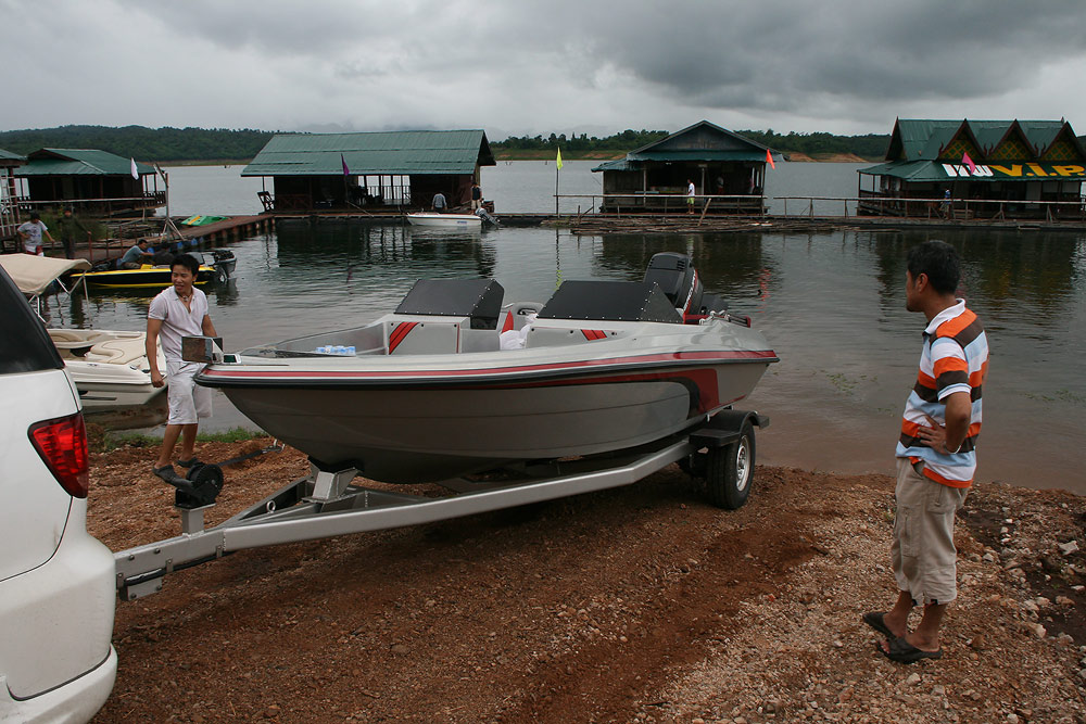 ....  ถึงแพ VIP  สถานที่จัดงานแล้วครับ รถถอยเอาเรือลงเตรียมจัดงานต่อครับ  :cheer: