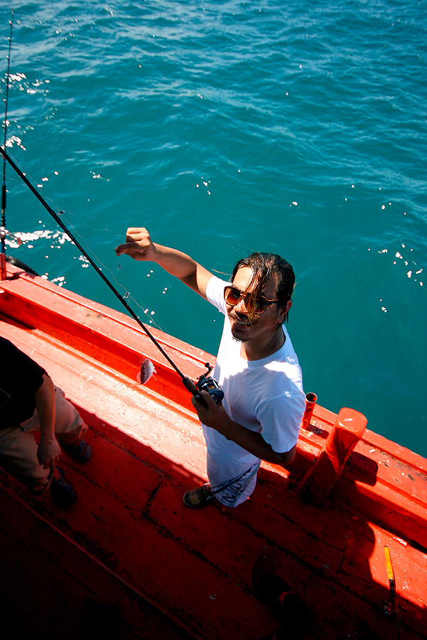 
 [b]  ที่หินใหญ่  ไต๋เรืองเห็นว่ามีเรือจอดอยู่แล้วลำนึง

จึงตัดสินใจพาเราไปหมายใหม่  ที่ไกลกว่าเ