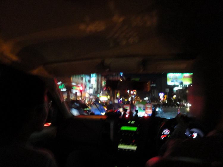 หลังจาก เช็คอิน เข้าที่พักแล้ว ก็เดินไปหาซื้อของ และนัดเจอกับ น้า กอล์ฟ หรือ G Golf สมาชิกบ้านเรา ที