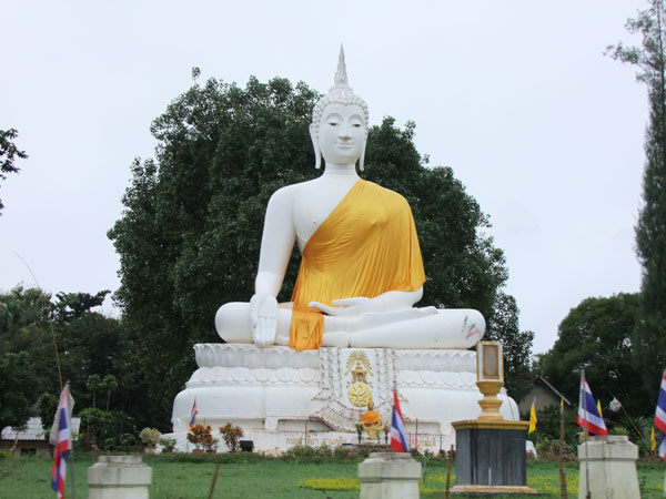 ผ่านมา เห็นพระขาวองค์ใหญ่เลยเก็บภา