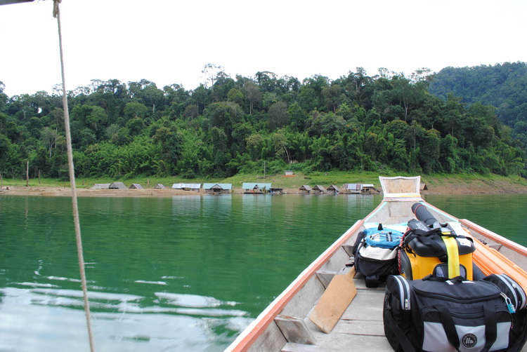 เรือใหญ่ วิ่งเร็วมากครับ ชั่วโมงครึ่งกว่าๆ เราก็มาถึงจุดหมาย 