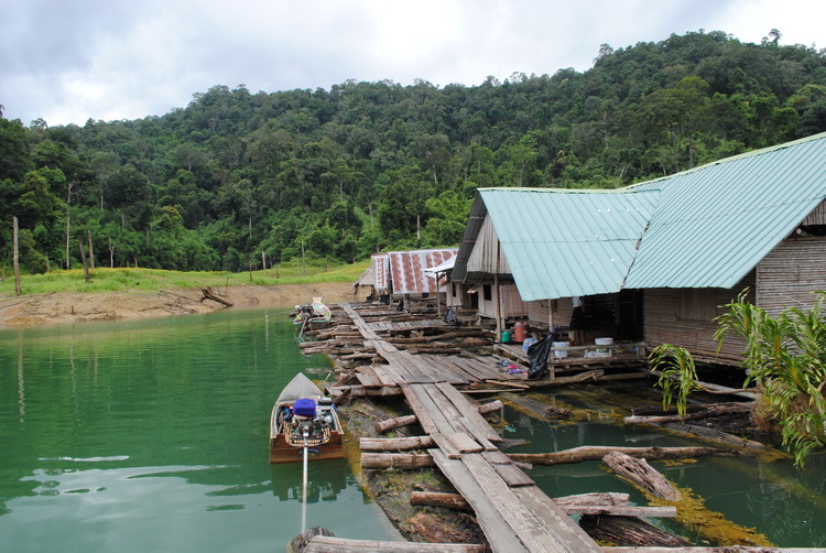 แพด้านซ้าย เป็นเรือนพัก ของนักท่องเที่ยวครับ 