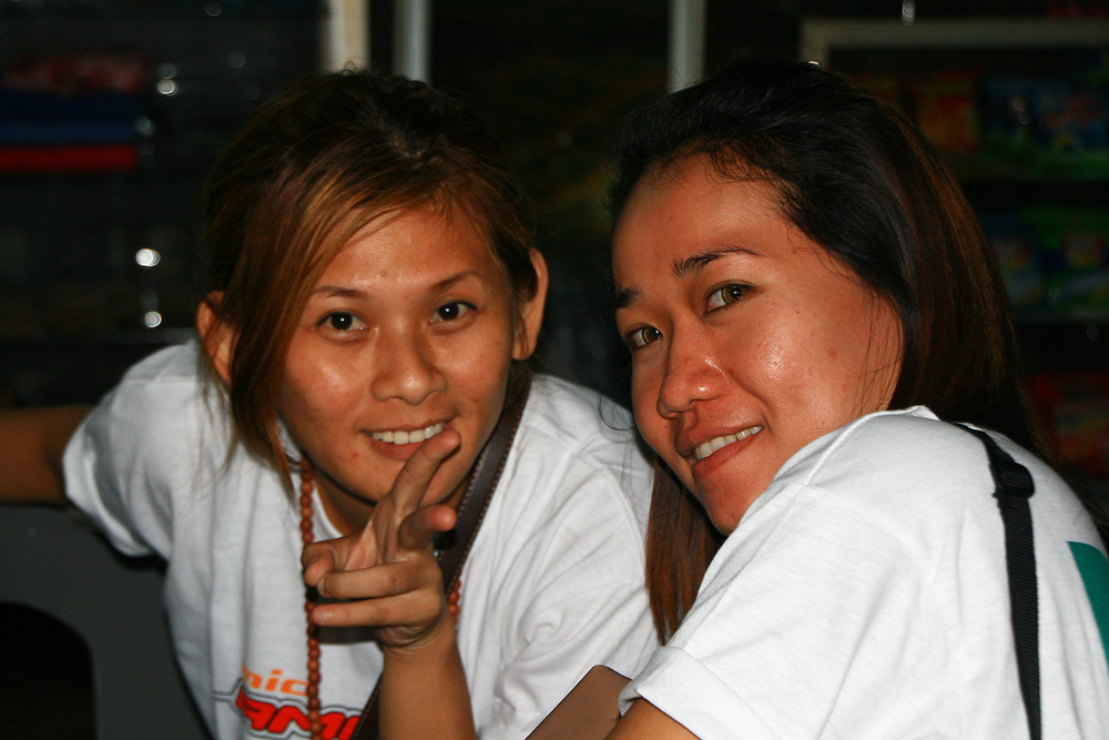 2 สาวจาก ลาลีซัส ขอเก็บภาพสักหน่อยนะ
