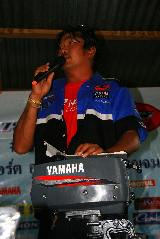 พี่บอย ......  กล่าวเปิดงานงานพร้อมเตรี