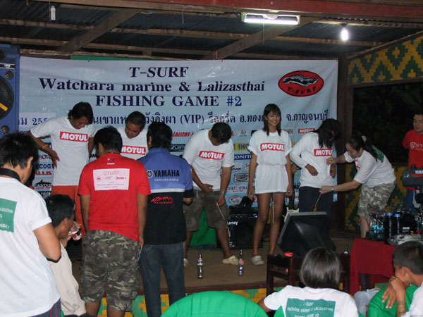 เกมแรกครับ หย่อนไม้ลงรู(ขวดนะครับ)ฮ