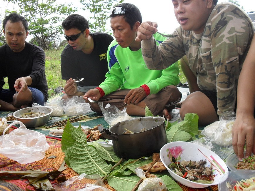 ดูสีหน้าแต่ละคนครับ  ว่าอร่อยขนาดใ