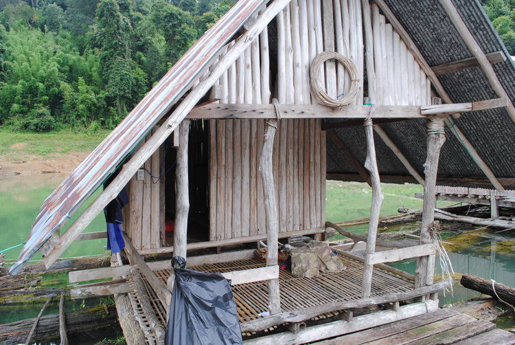 บ้านพัก ที่ประกอบกันเป็นแพ เรียงรายอยู่นั้น ประกอบด้วย
เรือนนอนเล็ก หนึ่งห้องนอนครับ เหมาะสำหรับ มา