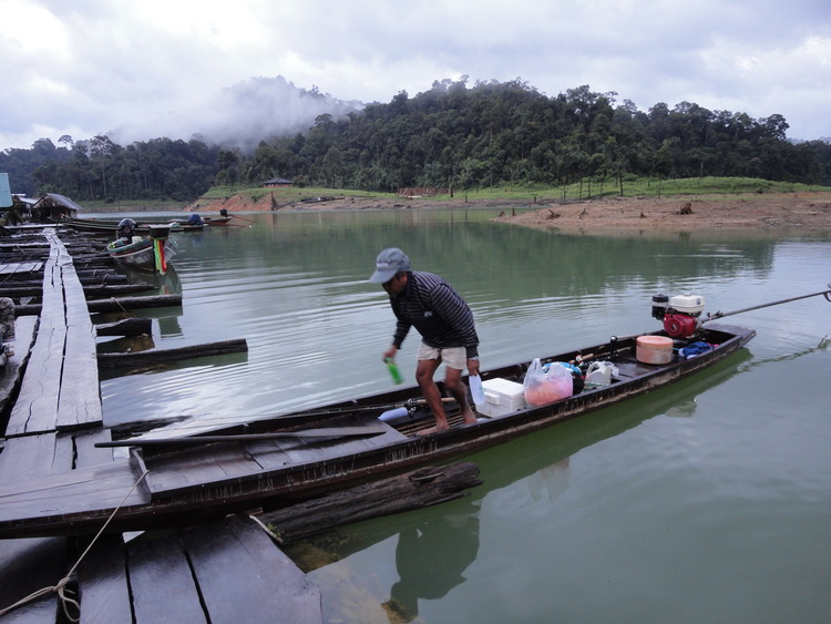 ขนาดของเรือเหมาออกไปตีเหยื่อปลอมครับ 
ลำนี้เป็นขนาดนั่ง 2 คน วันละ 1500 บาท   รอบเช้า 6.00 - 12.00 