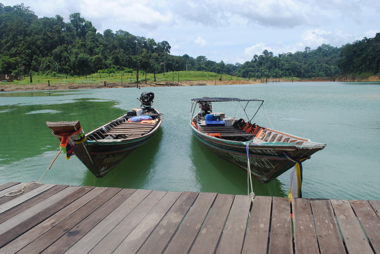 เรือใหญ่ ถ้าไม่มีเรือเล็ก ก็ใช้เรือใหญ่ แต่จะเข้าหมายห้วยเล็กๆไม่ได้ ไต๋เรือจะพาไปจอดเป็นจุดๆ