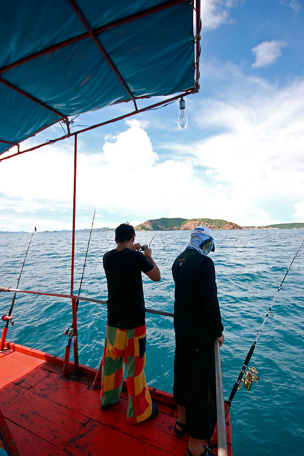 
 [b]  ท้ายเรือ  ก้ไม่ได้เงียบ นะ

สิโรจน์  กำลังสอยกับข้าวกะเค้าด้วย เหมือนกัน[/b]


 :grin: