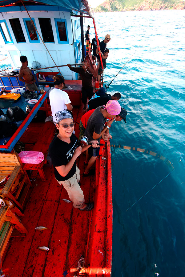 
 [b]  ปลาหมดแรงแล้ว

 ผมเดาออกเลยว่าเป็นปลาอะไร   

  ไต๋เรืองรีบคว้าสวิง  เตรียมตก[/b]


 