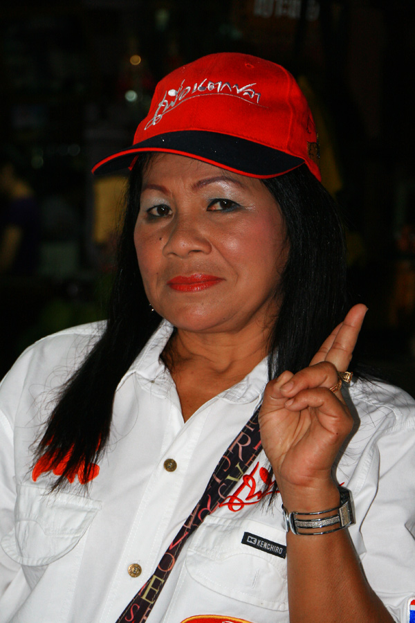 เจ๊ลัดดาไม่น้อยหน้าครับ 2 นิ้วสู้ ๆ ครับ  :cheer:
