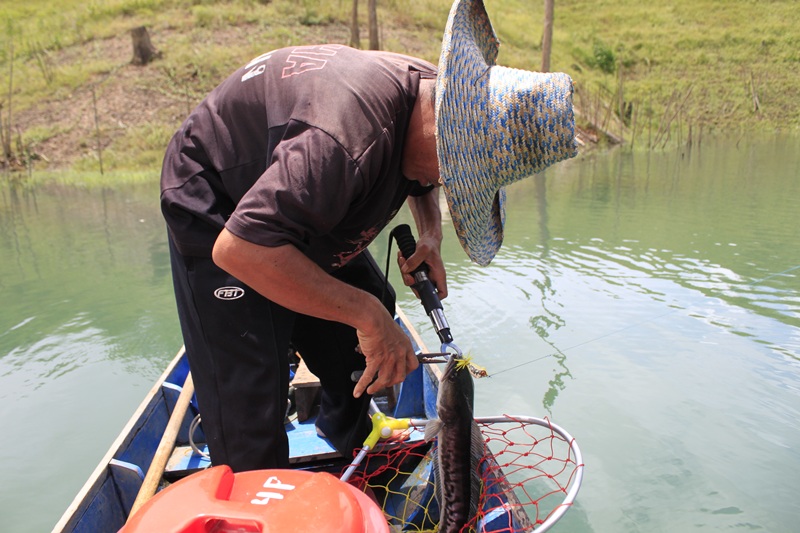 ไต๋เรือผมสุดยอดครับ เป็นงานจริงๆ ทั้งตักปลาทั้งปลดเบ็ด แถมเอากริบเปอร์คีบปลาเสร็จส่งให้ถ่ายรูปได้เลย